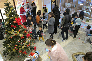居住者約850名が参加した「クリスマスフェス」（2017.12）
